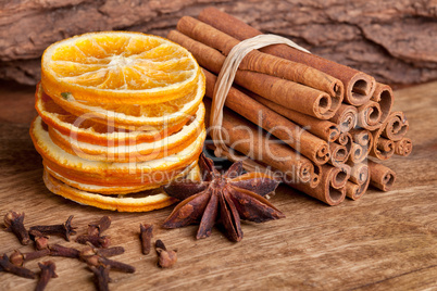 Scheiben von getrockneter Orange mit Zimt und Sternanis