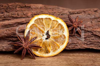 Scheiben von getrockneter Orange und Sternanis