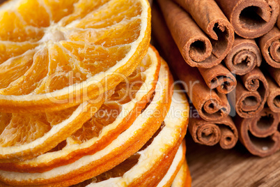 Scheiben von getrockneter Orange und Zimtstangen