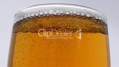 Bier einschenken mit Schaum - Beer close-up