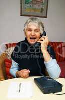 Happy Senior Phone Call - Seniorin beim Telefonieren