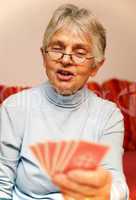 Senior and Card Game - Seniorin beim Kartenspiel