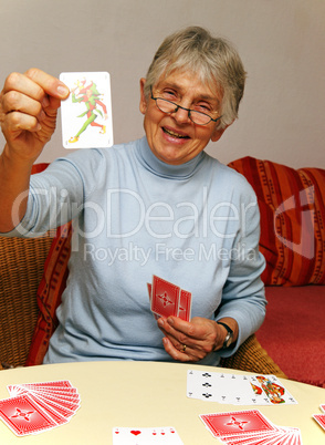 Happy Senior Card Game - Seniorin beim Kartenspiel