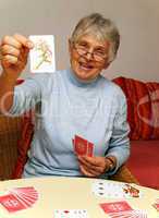 Happy Senior Card Game - Seniorin beim Kartenspiel