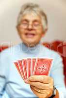 Senior Card Game - Seniorin beim Kartenspiel