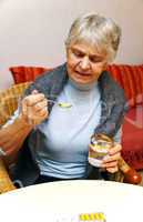 Senior taking Medicine - Seniorin mit Tabletten
