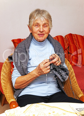 Happy Senior at Home - Seniorin beim Stricken