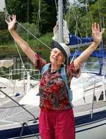 Happy Senior Sailing - Seniorin mit Segelboot