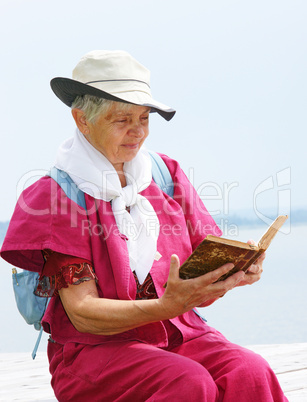 Seniorin beim Lesen - Senior reading a Book