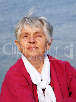 Seniorin - Portrait am See
