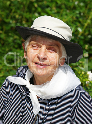 Seniorin in der Natur - Older Lady Outdoors