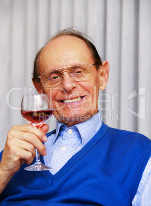 Senior drinking Wine - Senior beim Wein trinken