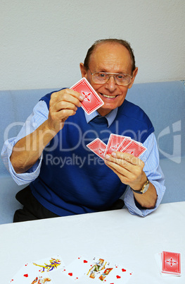Senior Card Game - Senior beim Kartenspiel
