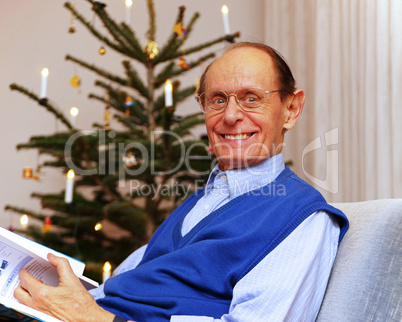 Happy Senior with Book - Senior beim Lesen