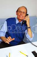 Active Senior Phone Call - Senior beim Telefonieren