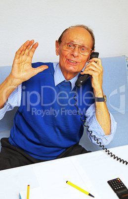 Senior doing Phone Call - Senior beim Telefonieren