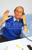 Senior doing Phone Call - Senior beim Telefonieren