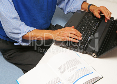 Senior with Laptop and Book - Senior am Laptop