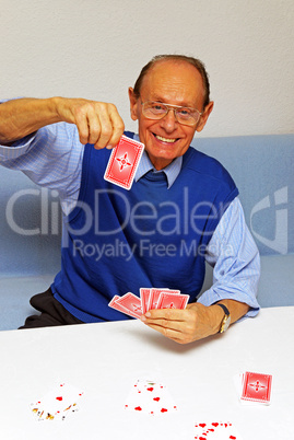 Senior and Card Game - Senior mit Kartenspiel