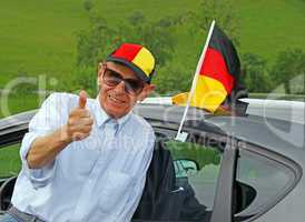 senior fußball fan mit auto - senior soccer fan