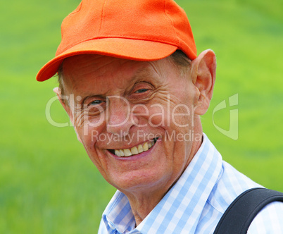 Happy Senior Outdoors - Rentner in der Natur