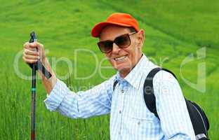 Happy Senior Walking - Rentner beim Wandern