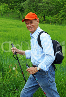 Senior beim Wandern / Happy Senior Outdoors