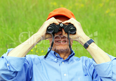 Senior with Binoculars - Senior mit Fernglas