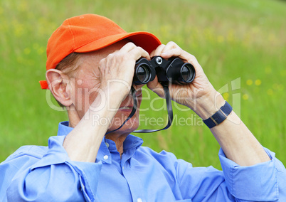 Senior mit Fernglas - Senior with Binoculars