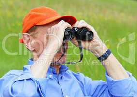 Senior mit Fernglas - Senior with Binoculars