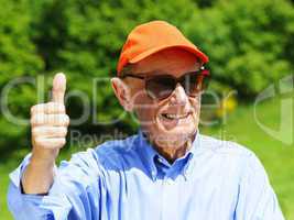 Happy Senior Outdoors - Senior in der Natur