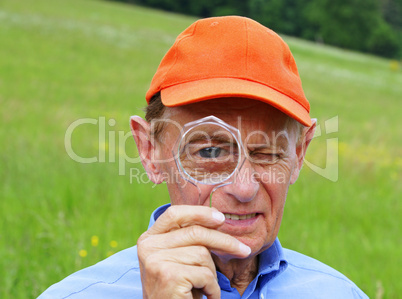 Senior mit Lupe - Senior with magnifying Glass