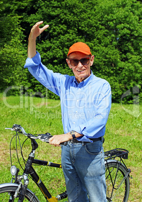 Fröhlicher Senior mit Fahrrad - Happy Senior with Bike