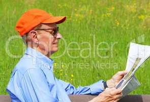 Senior beim Zeitung lesen - Senior with Newspaper