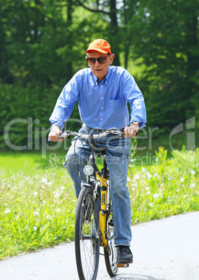 Senior beim Radfahren - Senior with Bike in Nature