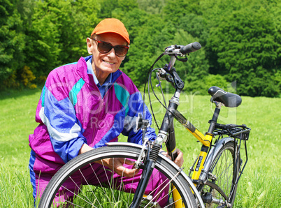 Senior mit Fahrrad - Senior with Bike in Nature