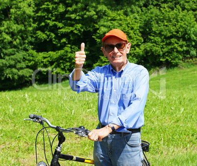 Happy Senior with Bike / Senior beim Radfahren