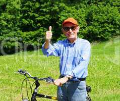 Happy Senior with Bike / Senior beim Radfahren