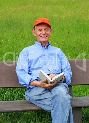 Happy Senior reading Book - Senior beim Lesen