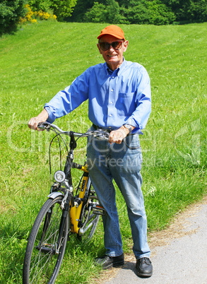 Happy Senior with Bike - Senior mit Fahrrad in Natur