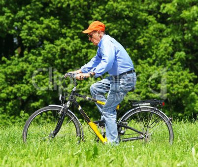 Senior Radfahrer - Senior cycling outdoors