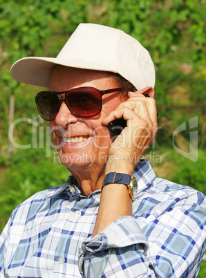 Senior Phone Call Outdoors - Telefonat