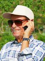 Senior Phone Call Outdoors - Telefonat