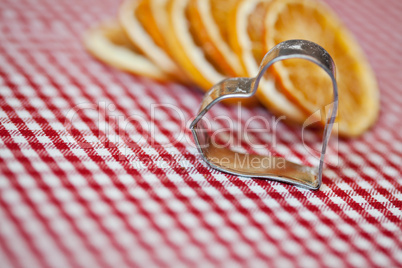 Getrocknete Orange und Plätzchenausstecher