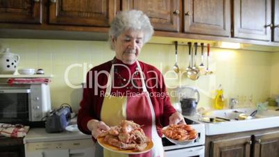 Oma präsentiert Teller mit Meeresfrüchten