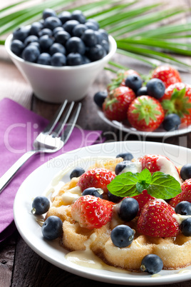 Waffel mit Beeren / waffle with berries
