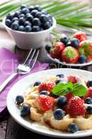 Waffel mit Beeren / waffle with berries