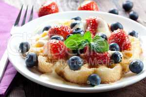 Waffel mit Erdbeeren und Heidelbeeren / waffle with strawberries