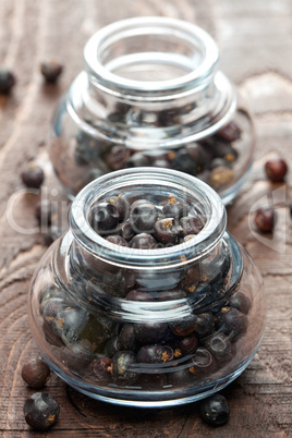 Wacholderbeeren im Glas / juniper berries in a glass