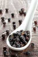 Wacholderbeeren auf Löffel / juniper berries on spoon